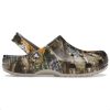 Crocs Classic Clog x thisisnevertth x Realtree Clogs „Edge Camo Walnut“ 207631-267