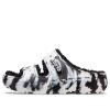 Crocs Classic Cozzzy mramorované sandály „Black White“ 207907