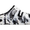 Crocs Classic Cozzzy mramorované sandály „Black White“ 207907