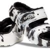 Crocs Classic Cozzzy mramorované sandály „Black White“ 207907