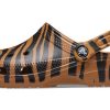 Crocs Classic dřevák Animal Printing Beach Tiger Stripes Žluté sandály 206676-2ZF Crocs Classic dřevák Animal Printing Beach Tiger Stripes Žluté sandály 206676-2ZF