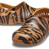 Crocs Classic dřevák Animal Printing Beach Tiger Stripes Žluté sandály 206676-2ZF Crocs Classic dřevák Animal Printing Beach Tiger Stripes Žluté sandály 206676-2ZF