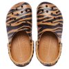 Crocs Classic dřevák Animal Printing Beach Tiger Stripes Žluté sandály 206676-2ZF Crocs Classic dřevák Animal Printing Beach Tiger Stripes Žluté sandály 206676-2ZF