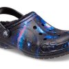 Crocs (GS) baya lemované fuzzy-strap galaktické dřeváky „Black Multi“ 207654-0C4