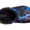 Crocs (GS) baya lemované fuzzy-strap galaktické dřeváky „Black Multi“ 207654-0C4