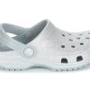 Crocs (GS) klasické třpytivé dřeváky „Silver“ 205441-040