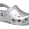 Crocs (PS) Klasický kovový dřevák „Silver Metallic“ 209196-0P1