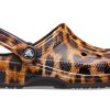 Crocs (WMNS) Klasický dřevák s potiskem Plážové sandály pro volný čas Leopardí potisk 206676-90L