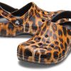Crocs (WMNS) Klasický dřevák s potiskem Plážové sandály pro volný čas Leopardí potisk 206676-90L