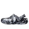 Crocs (WMNS) Klasické lemované venkovní sandály Clog „Marbled White Black“ 207180-103