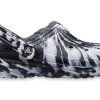 Crocs (WMNS) Klasické lemované venkovní sandály Clog „Marbled White Black“ 207180-103