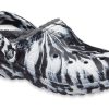 Crocs (WMNS) Klasické lemované venkovní sandály Clog „Marbled White Black“ 207180-103