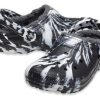 Crocs (WMNS) Klasické lemované venkovní sandály Clog „Marbled White Black“ 207180-103