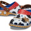 Crocs x Toy Story klasický dřevák „Woody“ 209446-4GX