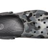 Plážové sandály Crocs Classic Clog Black Camouflage 205579-0DY